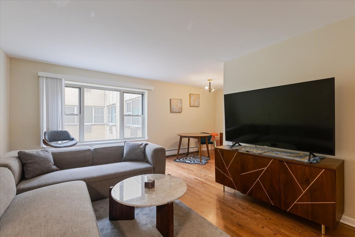 420 W Aldine Avenue 405