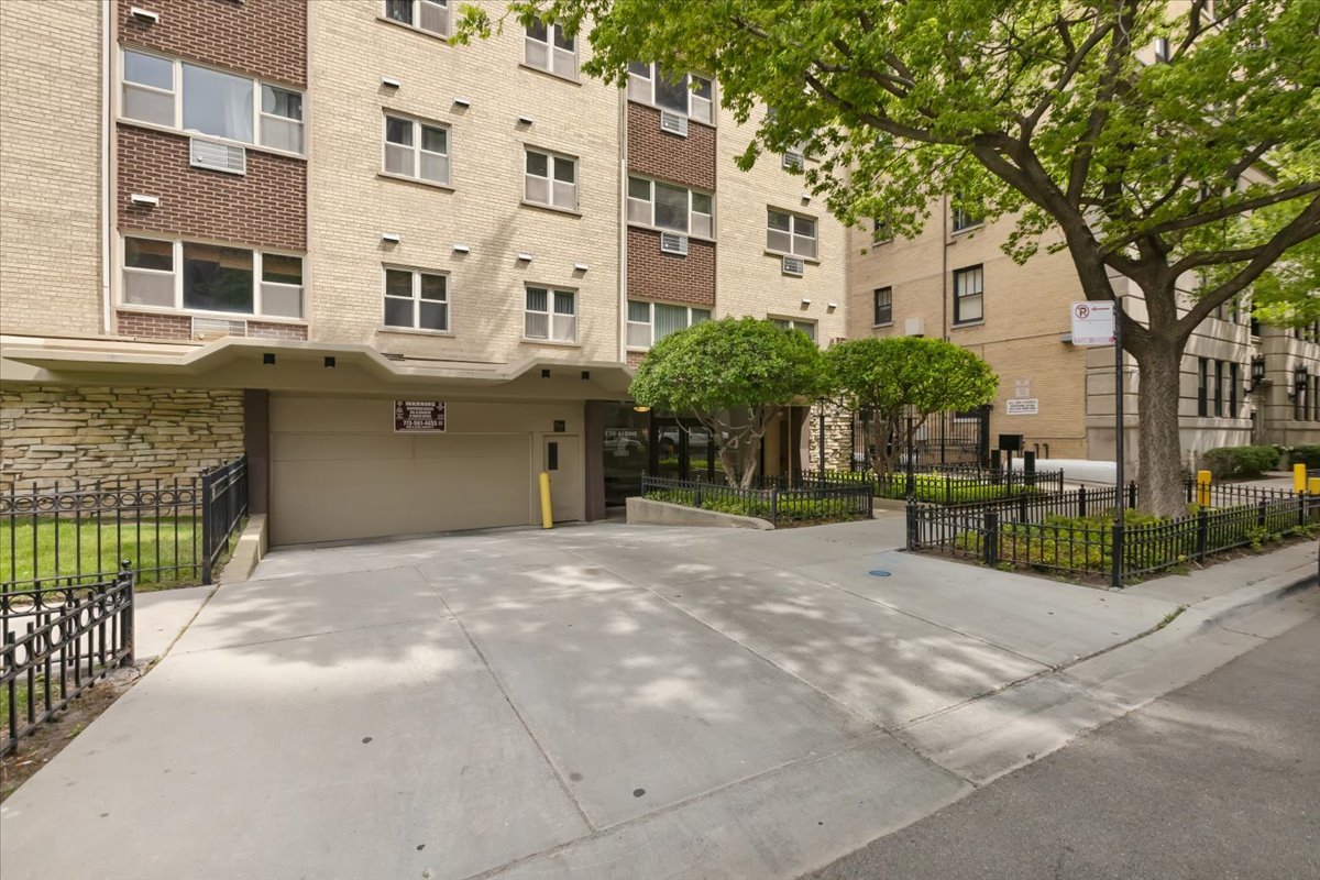 420 W Aldine Avenue 405