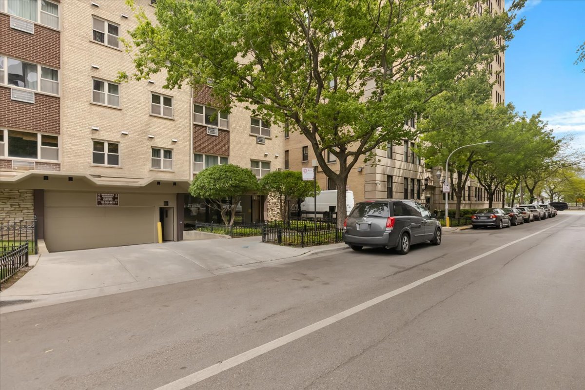 420 W Aldine Avenue 405