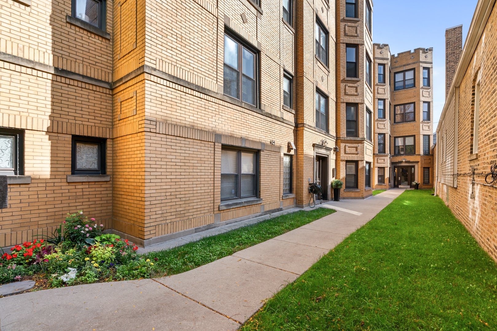 1655 N Fairfield Avenue 102