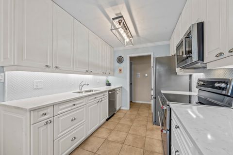 Tiny photo for 105 E Laurel Avenue #106, Lake Forest, IL 60045 (MLS # 12596929)