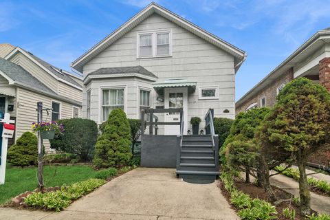 Photo of 5027 W Ainslie Street, Chicago, IL 60630 (MLS # 12598567)