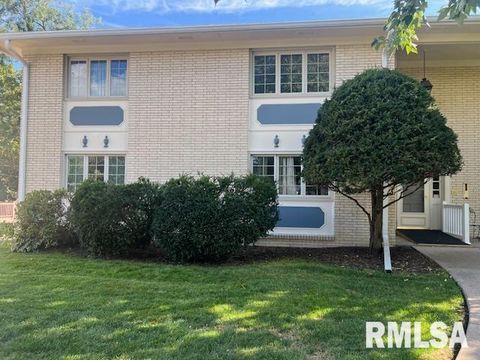 Photo of 940 17TH Street #4, Moline, IL 61265 (MLS # QC4267751)