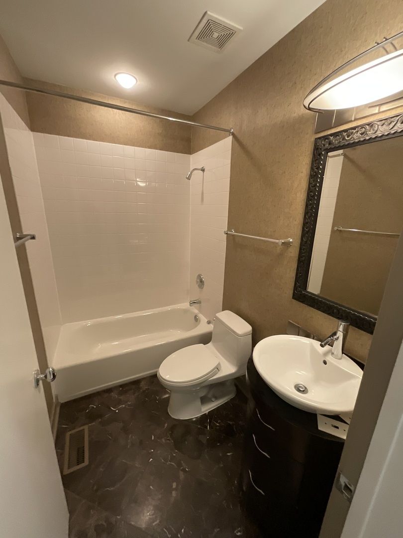 1221 W Cottage Place