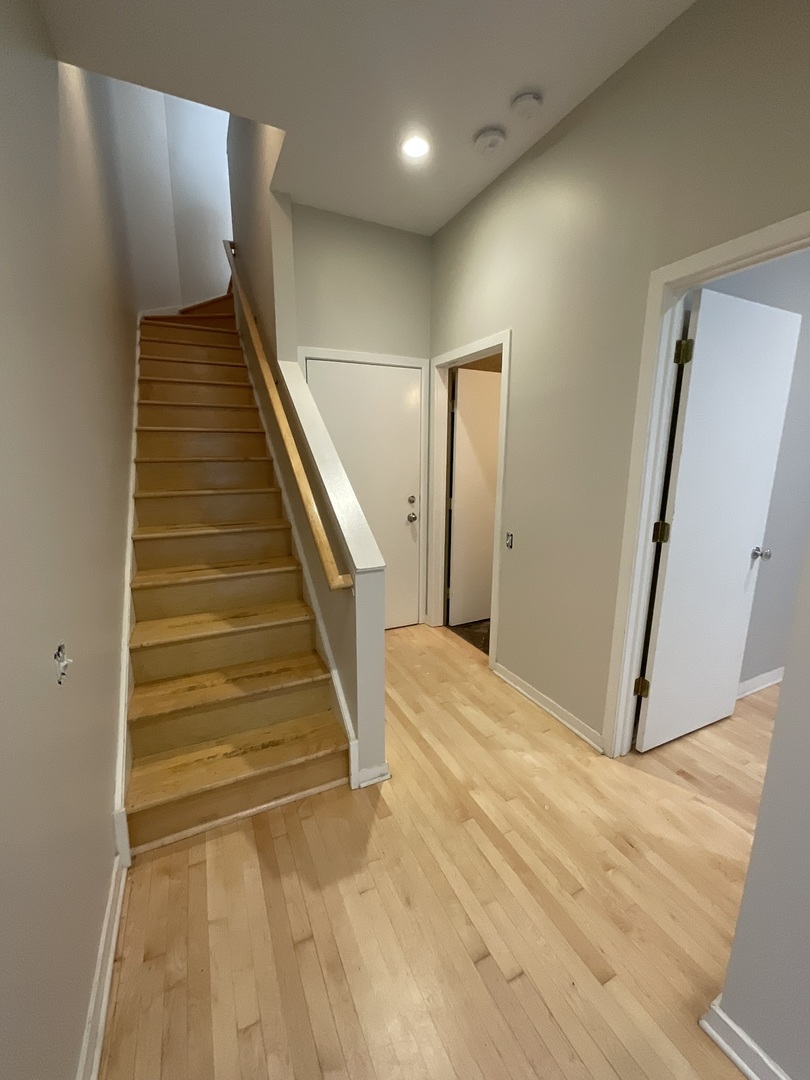 1221 W Cottage Place