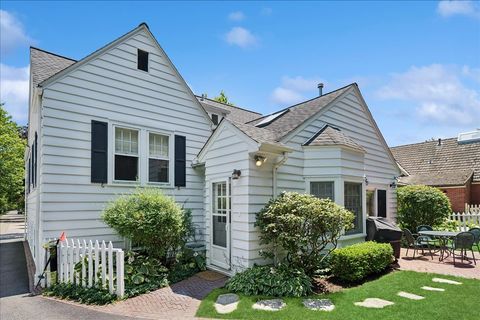 Tiny photo for 420 Brier Street, Kenilworth, IL 60043 (MLS # 12709450)