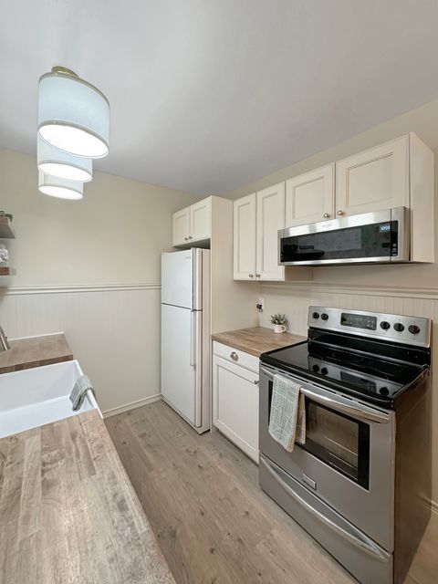 Tiny photo for 124 N Whistler C4 Avenue #C4, Freeport, IL 61032 (MLS # 12529593)