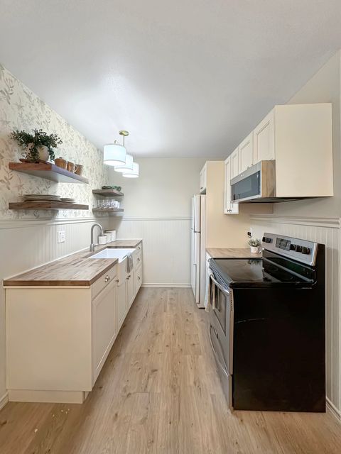 Tiny photo for 124 N Whistler C4 Avenue #C4, Freeport, IL 61032 (MLS # 12529593)