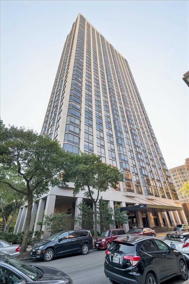 2650 N LAKEVIEW Avenue 303
