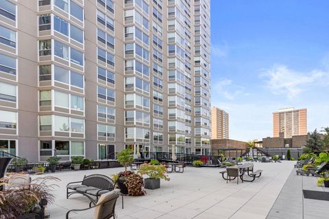 Tiny photo for 720 W Gordon Terrace #15N, Chicago, IL 60613 (MLS # 12439978)