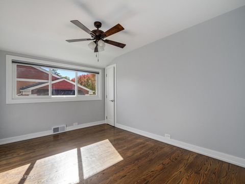 Tiny photo for 7225 N East Prairie Road, Lincolnwood, IL 60712 (MLS # 12532312)