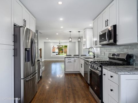 Tiny photo for 7225 N East Prairie Road, Lincolnwood, IL 60712 (MLS # 12532312)