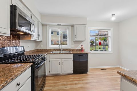 Tiny photo for 724 Maplewood Court #34-B, Willowbrook, IL 60527 (MLS # 12519763)