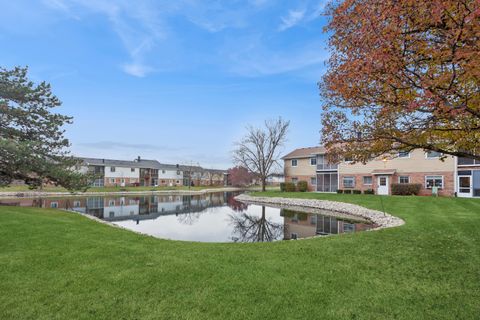 Tiny photo for 724 Maplewood Court #34-B, Willowbrook, IL 60527 (MLS # 12519763)