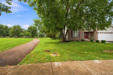 Tiny photo for 900 White Oak Drive, North Aurora, IL 60542 (MLS # 12725918)