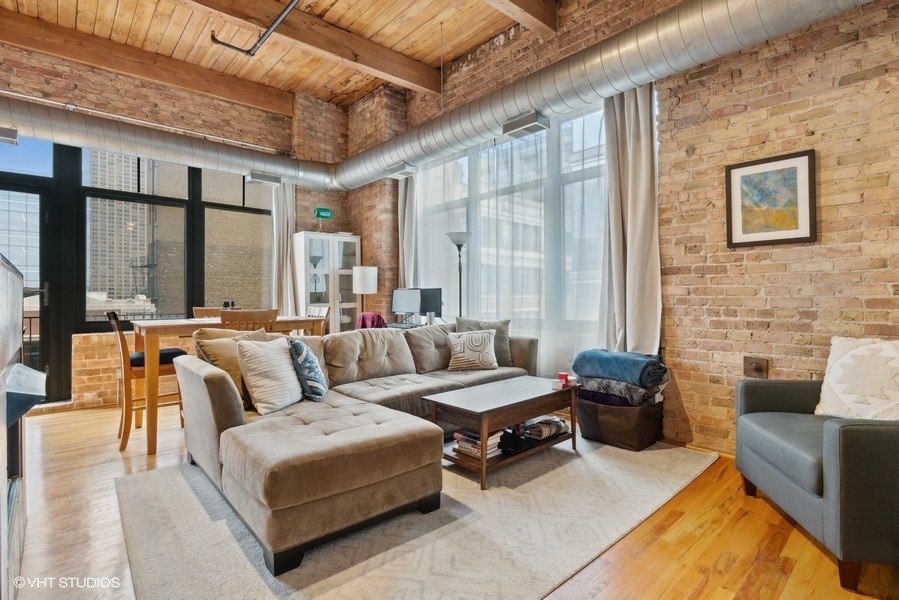 625 W Jackson Boulevard 811