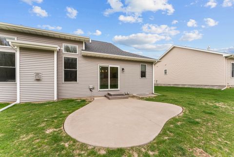 Tiny photo for 4937 Lakeside Drive, Bettendorf, IA 52722 (MLS # 12612425)