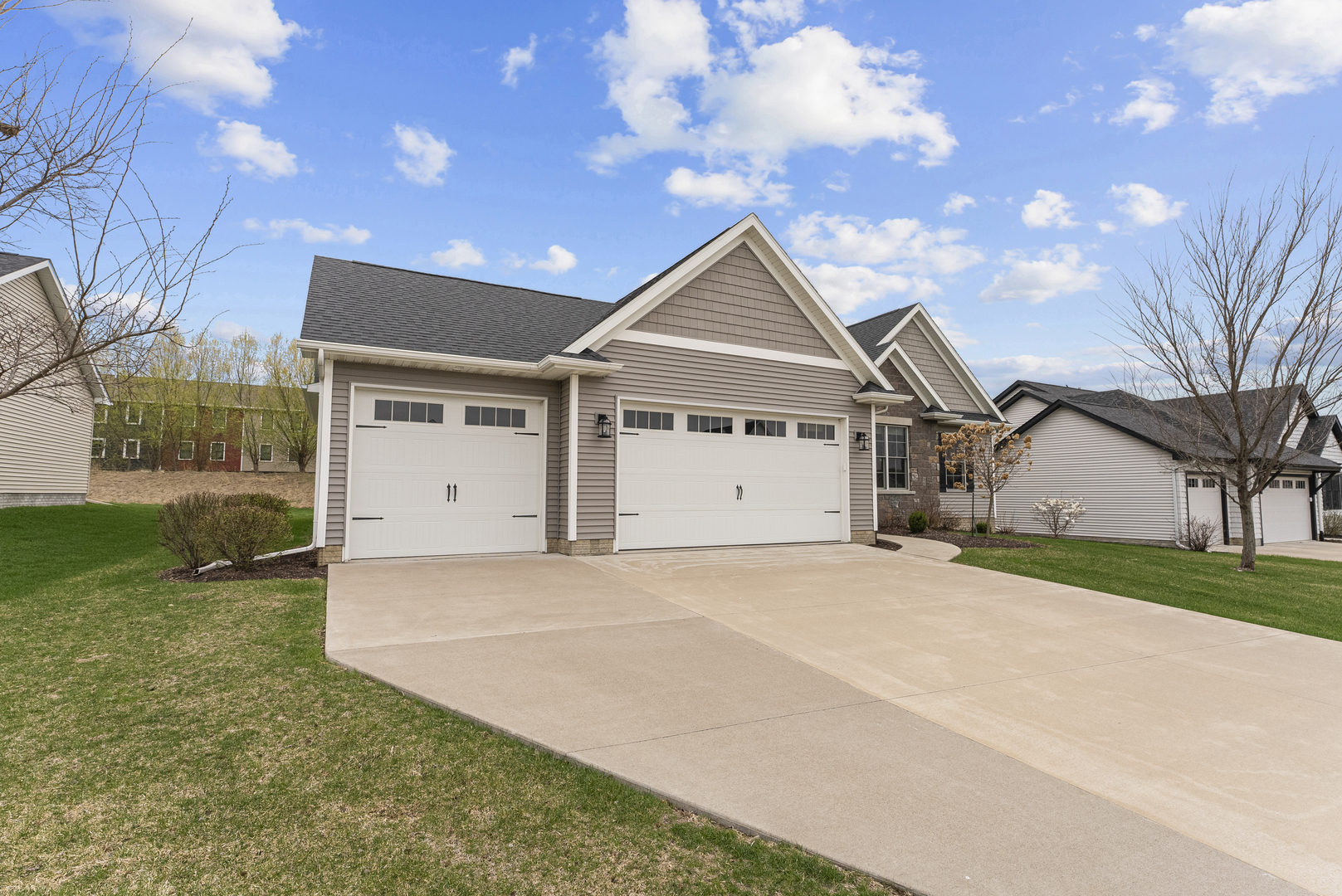 4937 Lakeside Drive