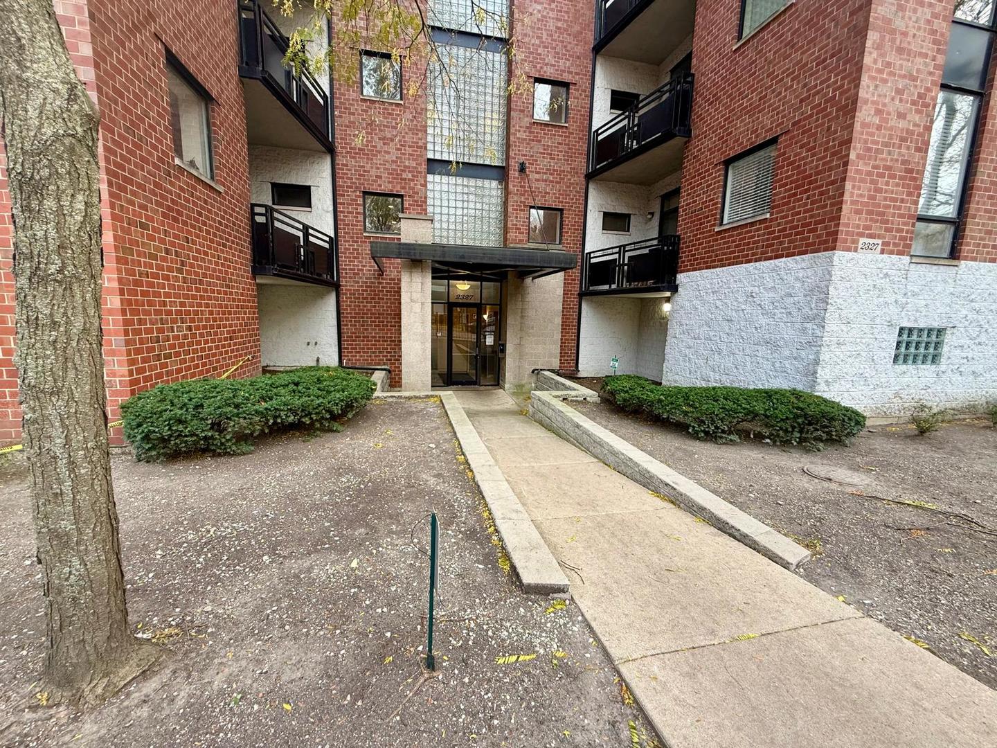 2327 W Wolfram Street 311