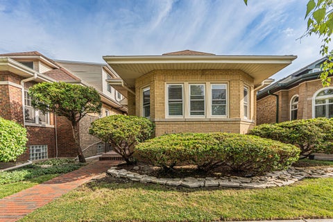 Photo of 2539 W Morse Avenue, Chicago, IL 60645 (MLS # 12764133)