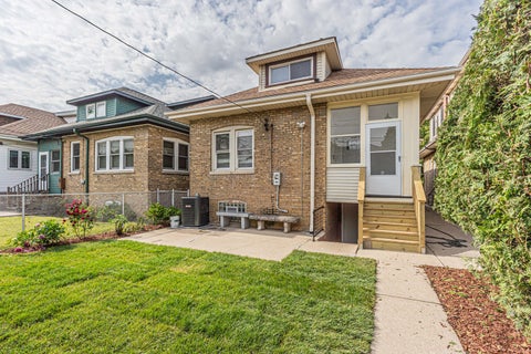 Tiny photo for 2539 W Morse Avenue, Chicago, IL 60645 (MLS # 12764133)
