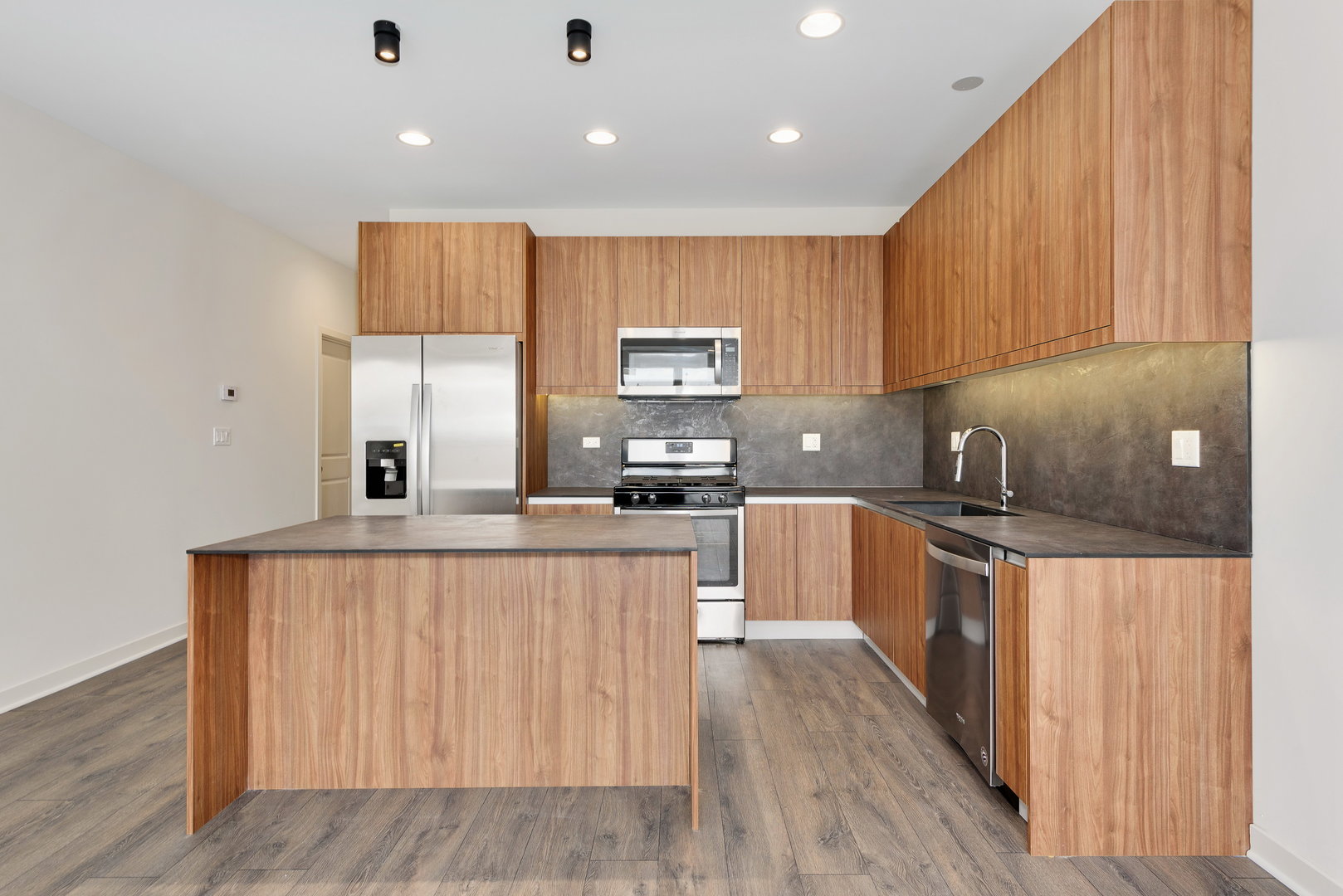 2824 W VAN BUREN Street 201