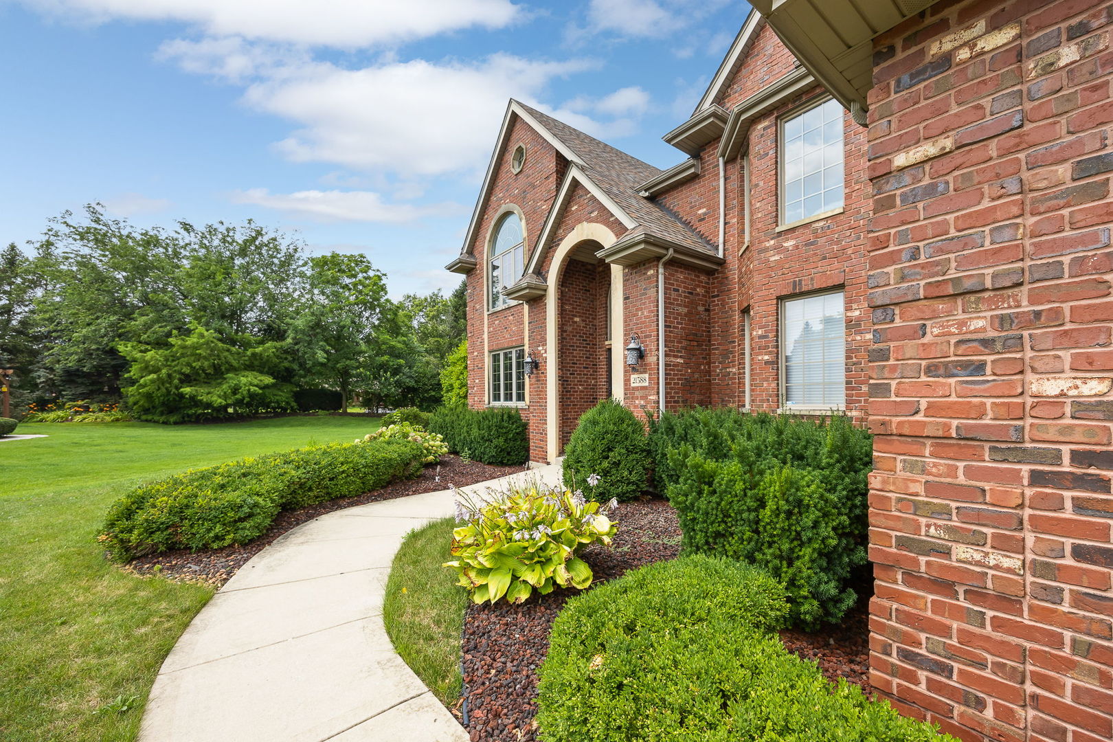 21588 Williamsburg Court