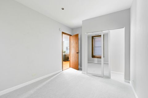 Tiny photo for 550 W Surf Street #C316, Chicago, IL 60657 (MLS # 12454392)