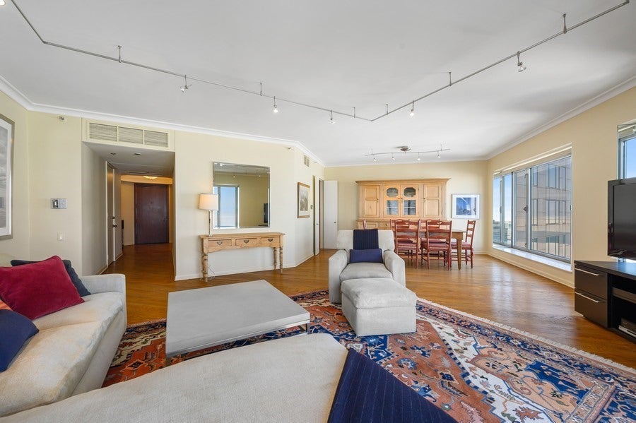 950 N Michigan Avenue 4005