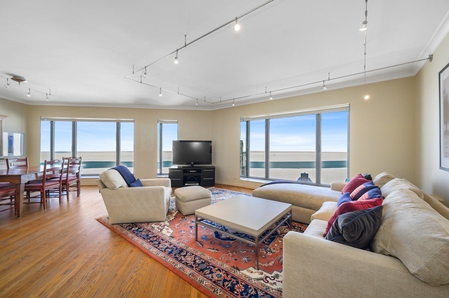 950 N Michigan Avenue 4005