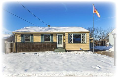 Photo of 1110 HILLANDALE Road, Davenport, IA 52804 (MLS # QC4270092)