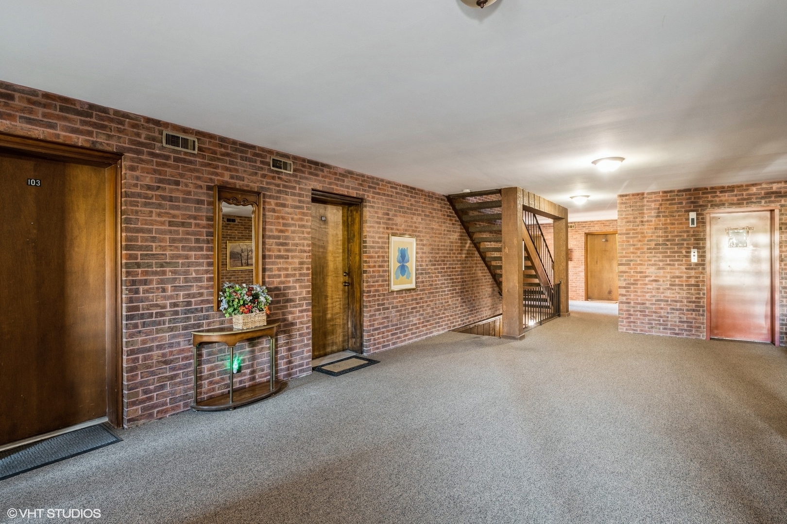 100 CLUBHOUSE Lane 301