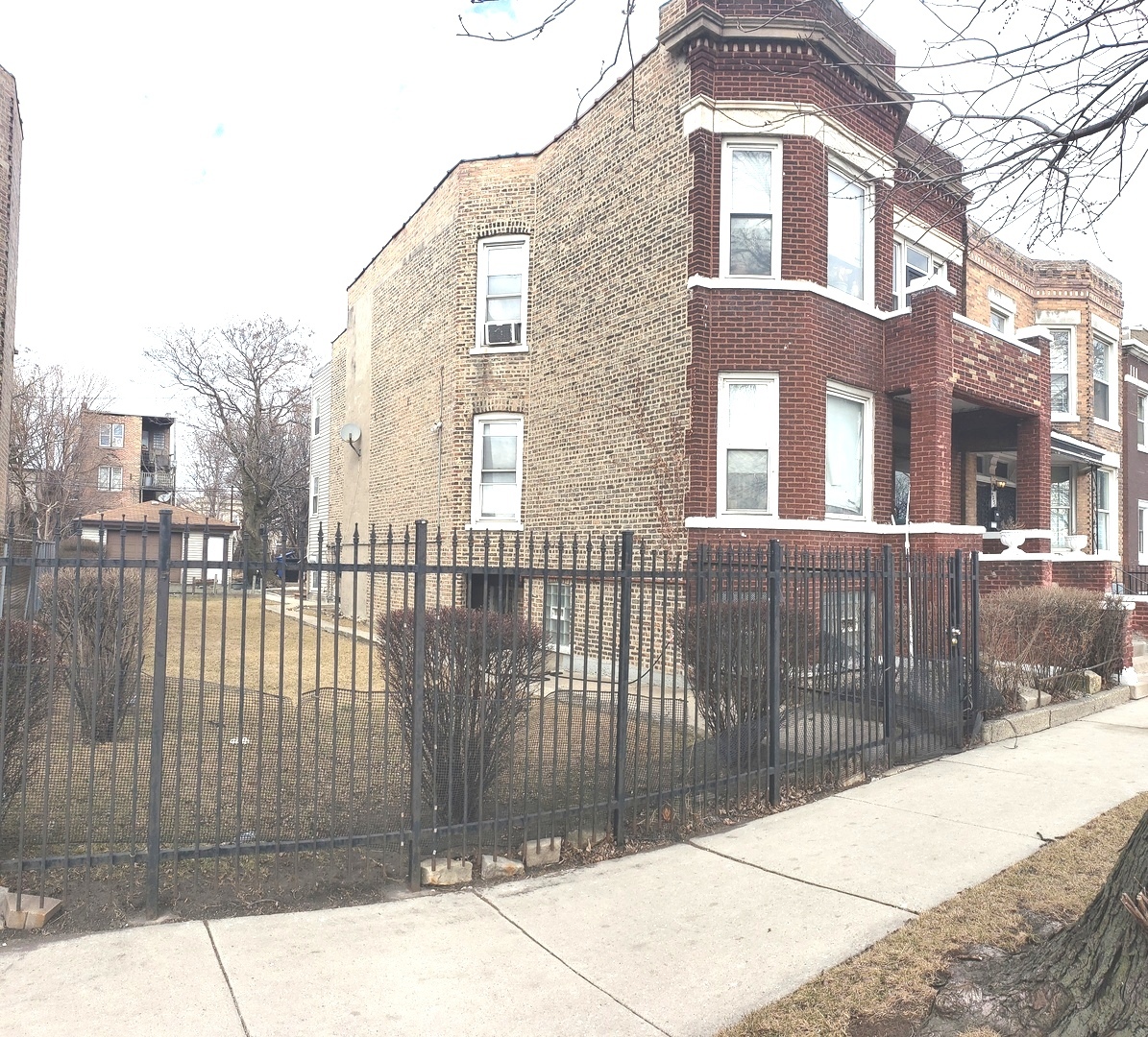 4234 W CONGRESS Parkway