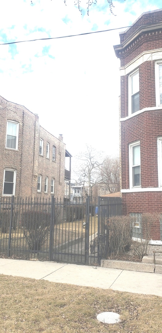 4234 W CONGRESS Parkway