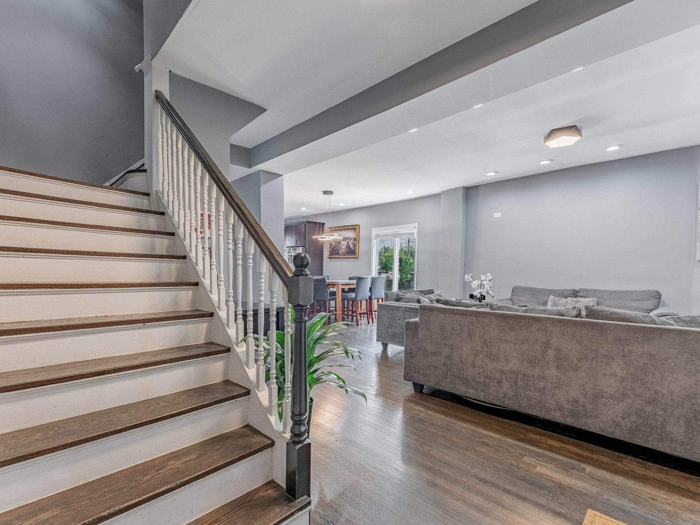 27 N Lockwood Avenue