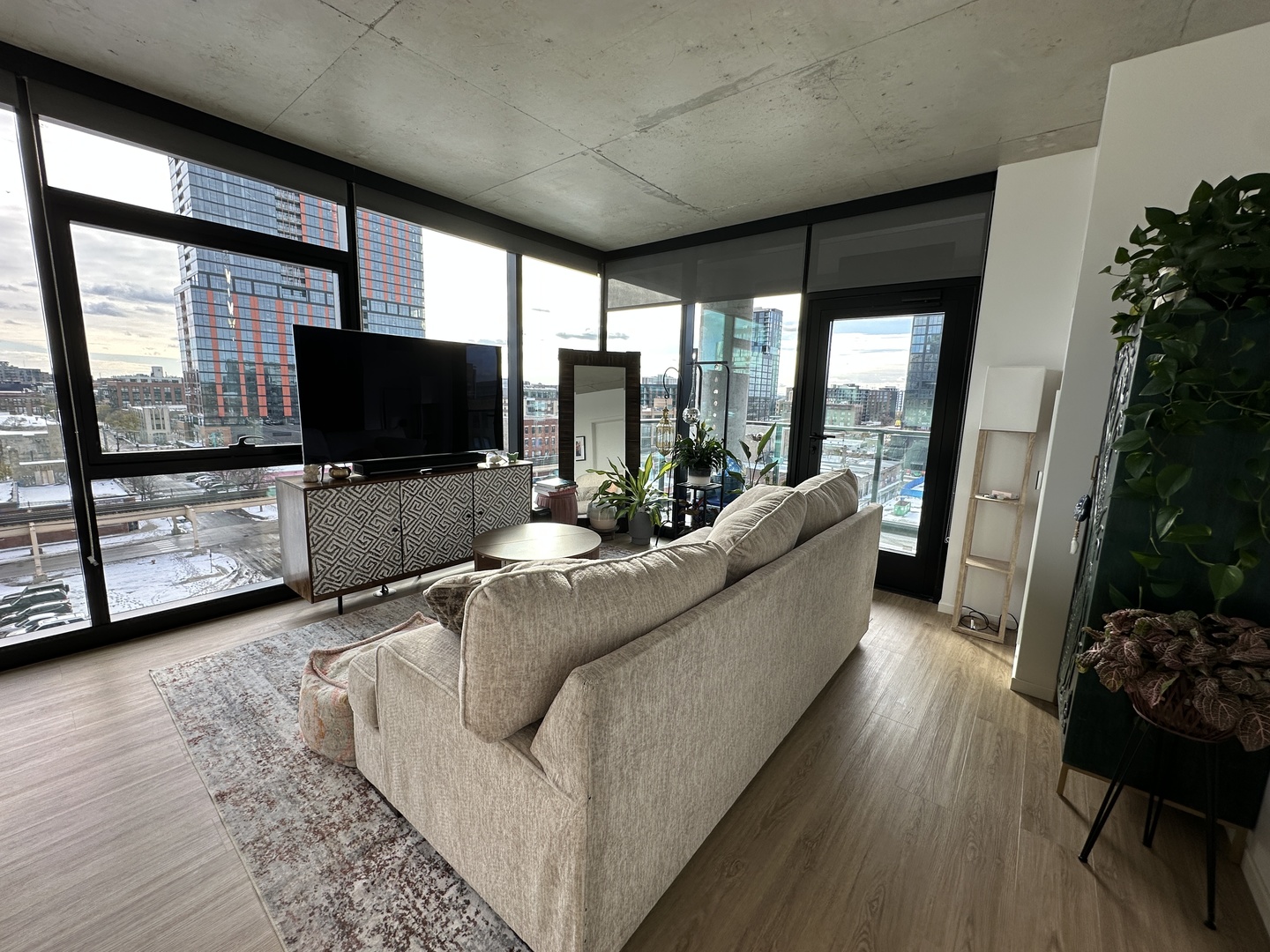 225 N Elizabeth Street 709