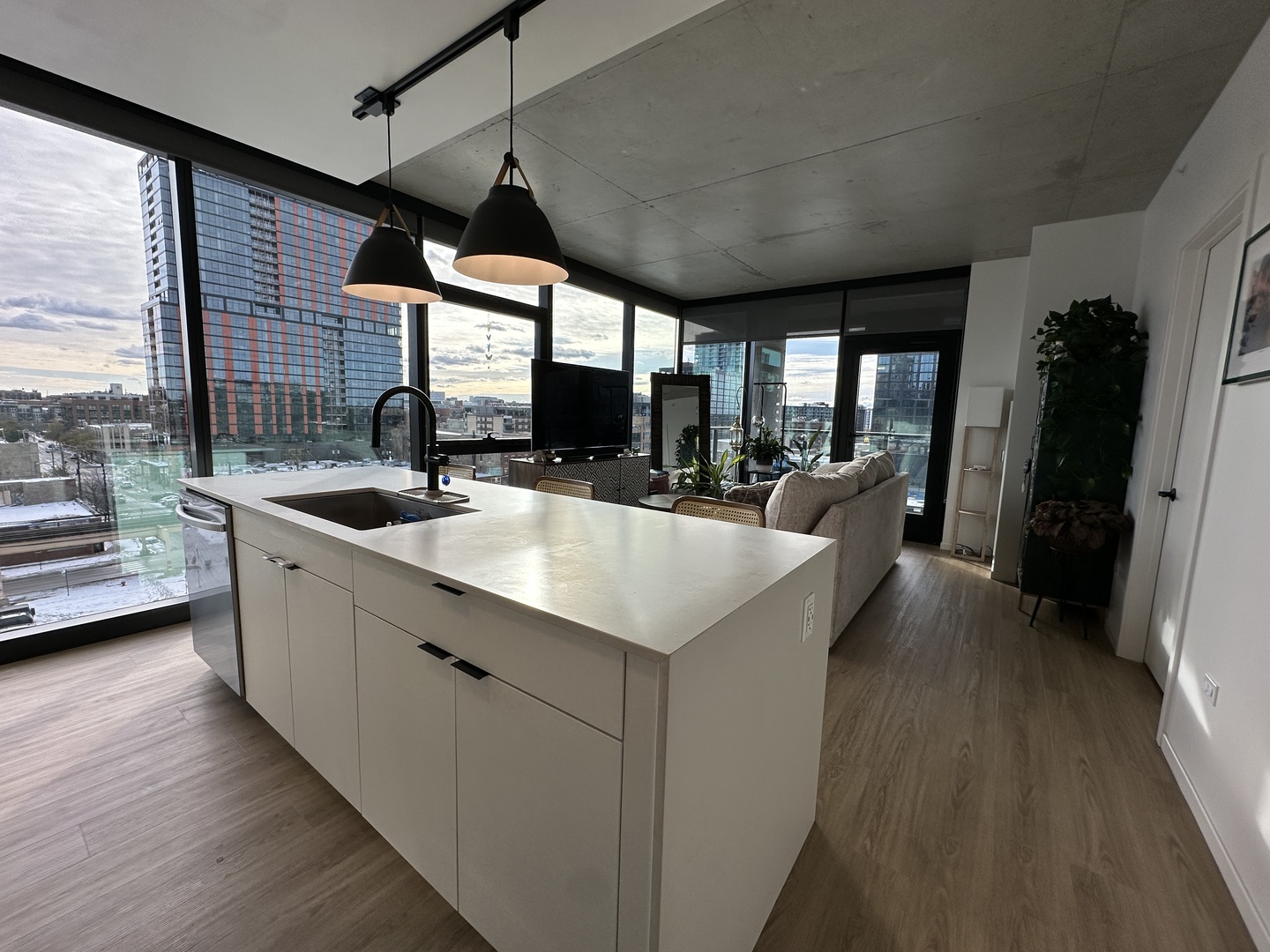 225 N Elizabeth Street 709