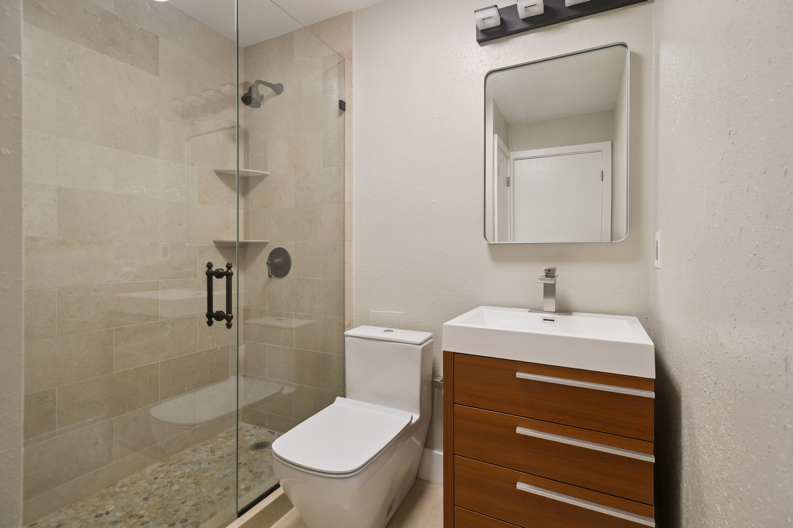 Chicago, Illinois 60601, United States, 2 Bedrooms Bedrooms, ,2 BathroomsBathrooms,Residential,Active,205753
