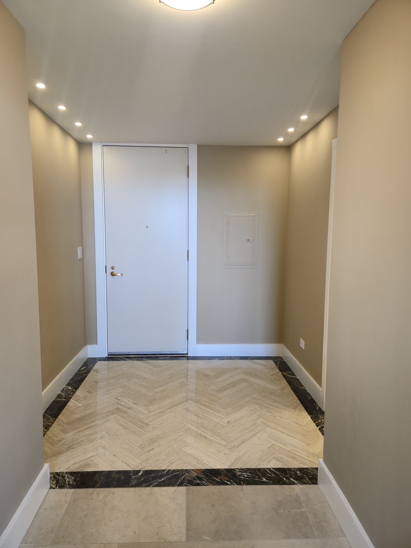 Chicago, Illinois 60601, United States, 2 Bedrooms Bedrooms, ,2 BathroomsBathrooms,Residential,Active,205753