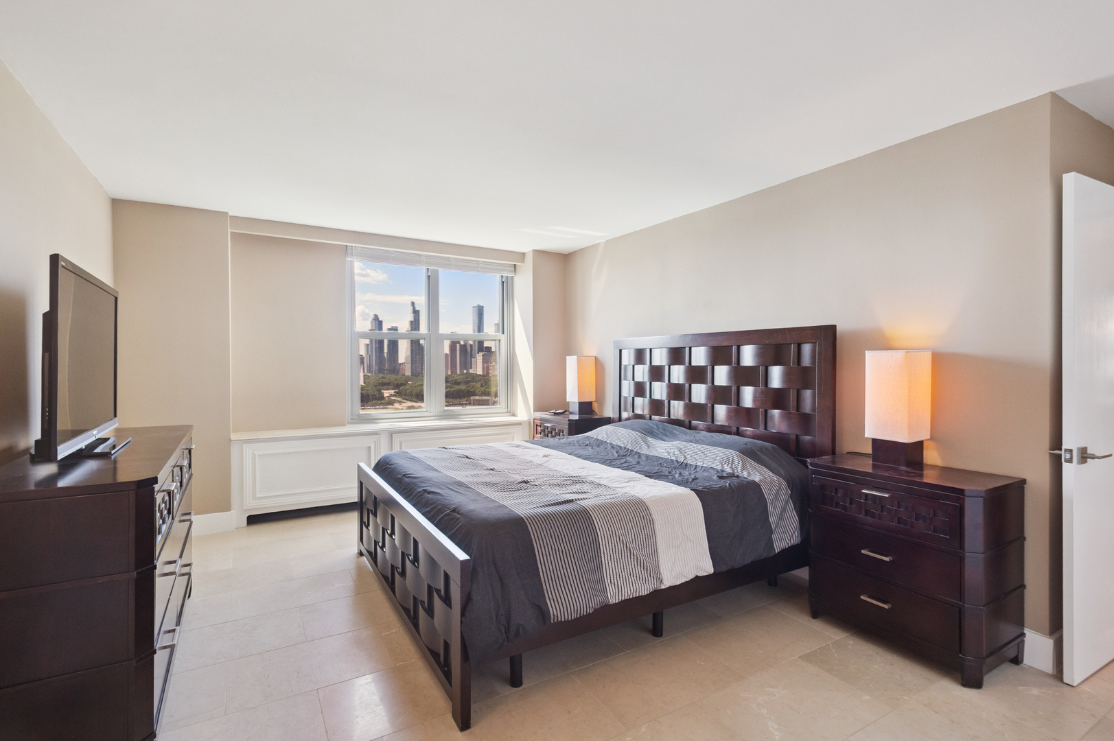 Chicago, Illinois 60601, United States, 2 Bedrooms Bedrooms, ,2 BathroomsBathrooms,Residential,Active,205753