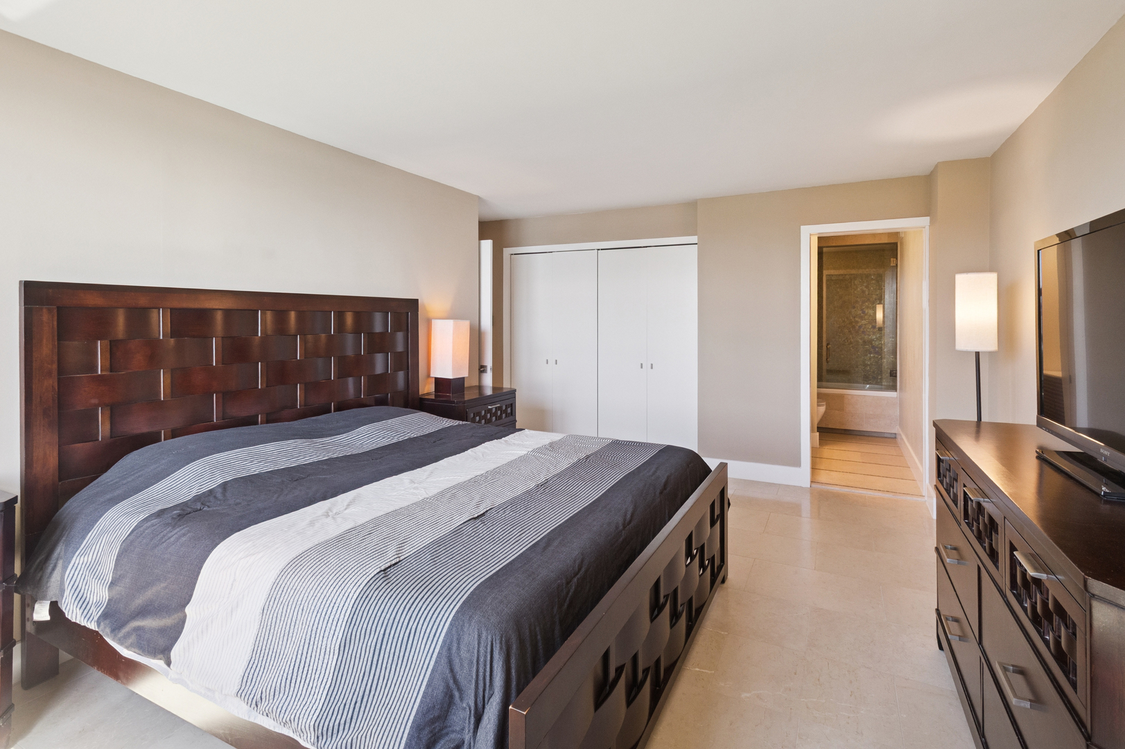 Chicago, Illinois 60601, United States, 2 Bedrooms Bedrooms, ,2 BathroomsBathrooms,Residential,Active,205753