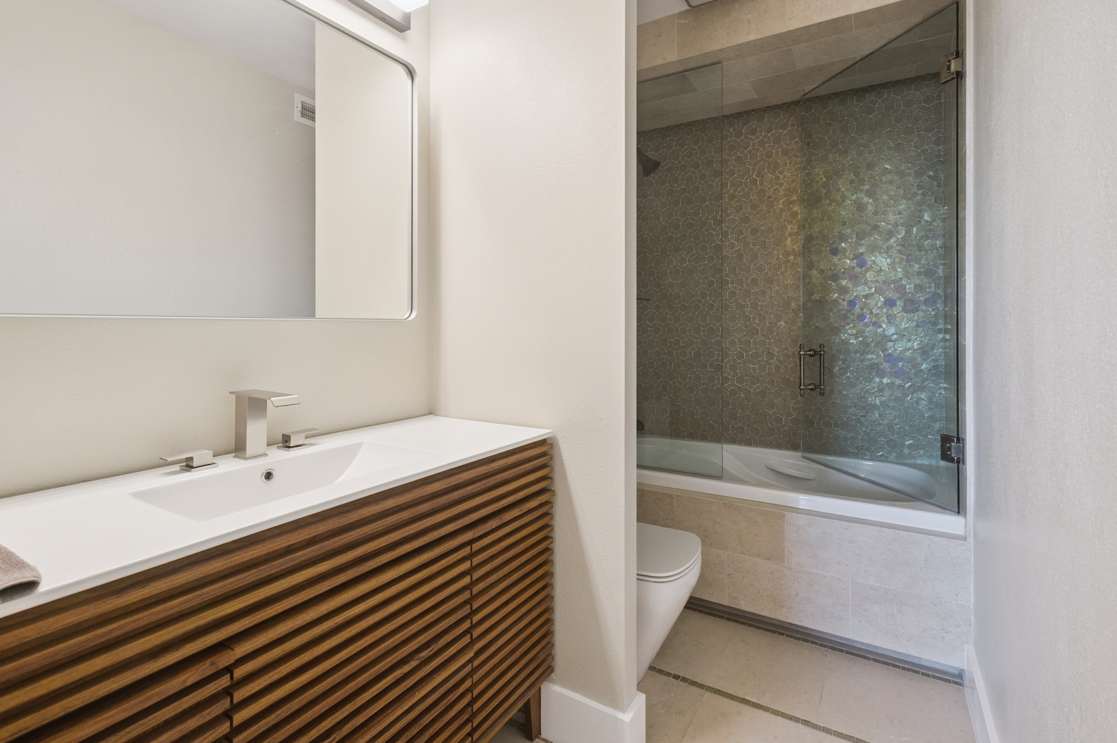 Chicago, Illinois 60601, United States, 2 Bedrooms Bedrooms, ,2 BathroomsBathrooms,Residential,Active,205753