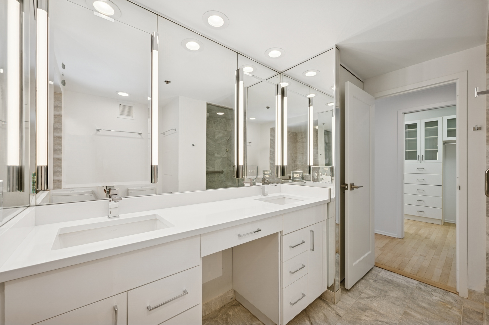 Chicago, Illinois 60611, United States, 3 Bedrooms Bedrooms, ,3 BathroomsBathrooms,Residential,Active,206266