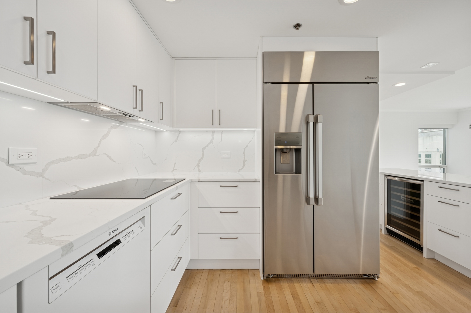 Chicago, Illinois 60611, United States, 3 Bedrooms Bedrooms, ,3 BathroomsBathrooms,Residential,Active,206266