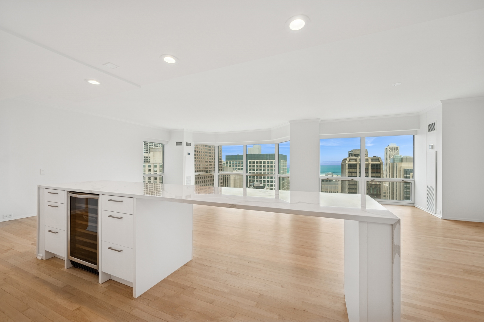 Chicago, Illinois 60611, United States, 3 Bedrooms Bedrooms, ,3 BathroomsBathrooms,Residential,Active,206266