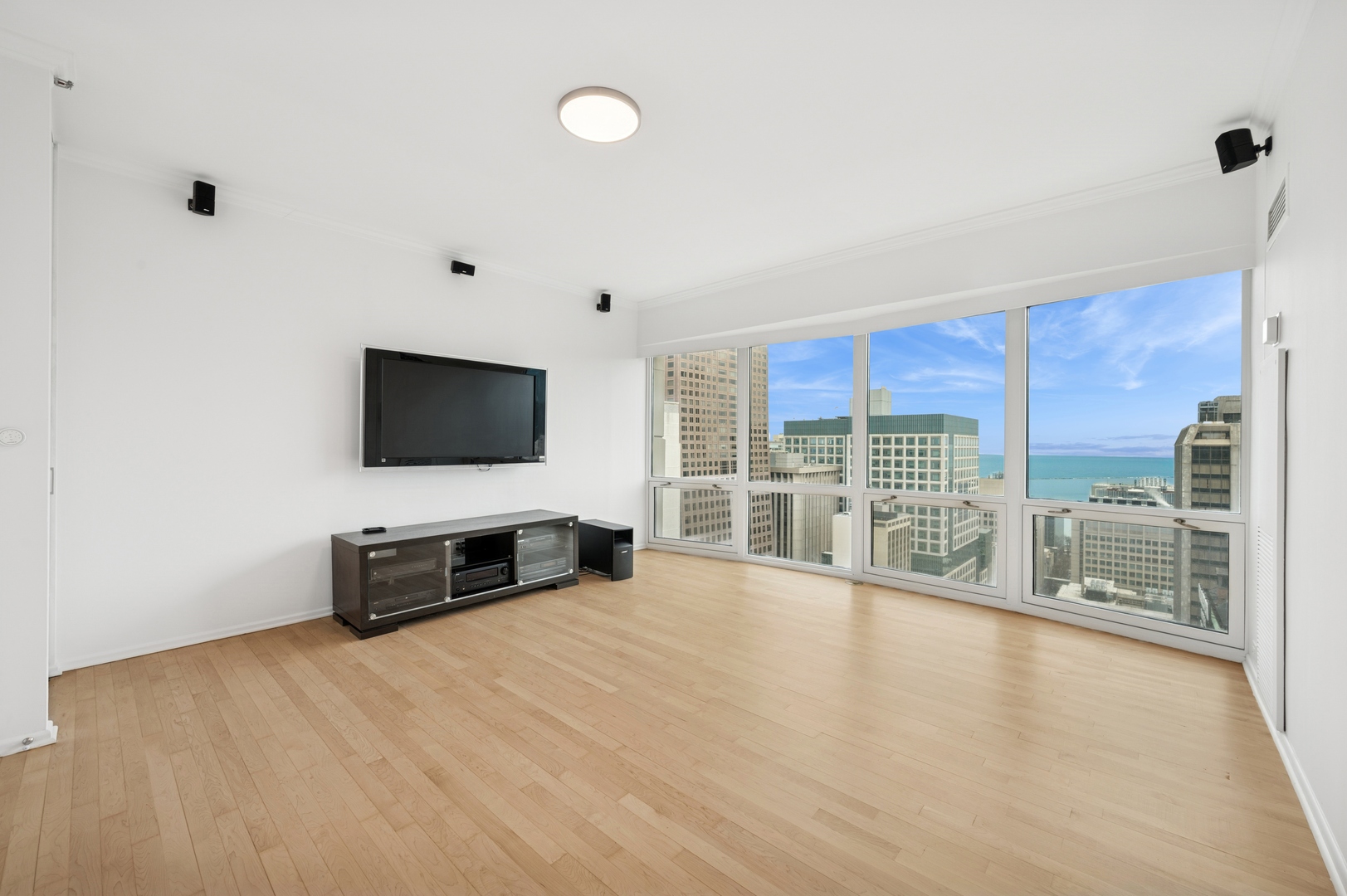 Chicago, Illinois 60611, United States, 3 Bedrooms Bedrooms, ,3 BathroomsBathrooms,Residential,Active,206266