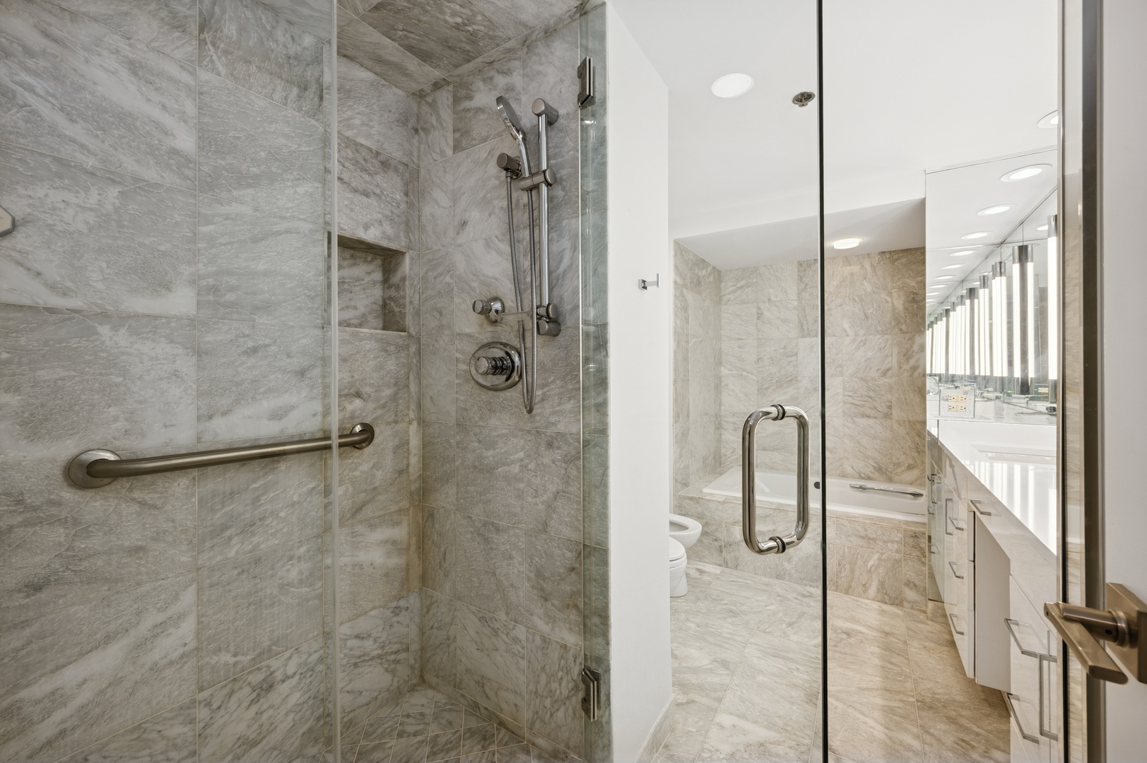 Chicago, Illinois 60611, United States, 3 Bedrooms Bedrooms, ,3 BathroomsBathrooms,Residential,Active,206266