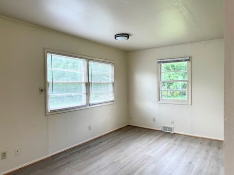 Tiny photo for 517 E Fisher Street, Carbondale, IL 62901 (MLS # 100000067)