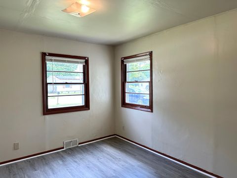 Tiny photo for 517 E Fisher Street, Carbondale, IL 62901 (MLS # 100000067)