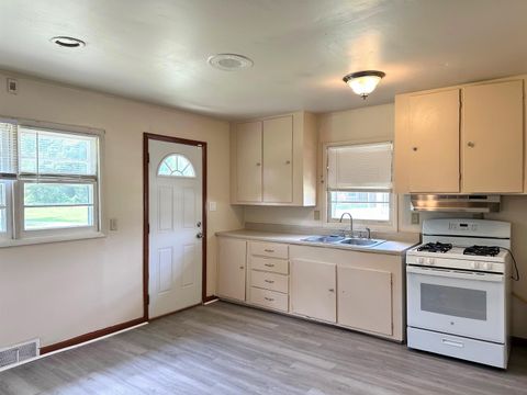 Tiny photo for 517 E Fisher Street, Carbondale, IL 62901 (MLS # 100000067)